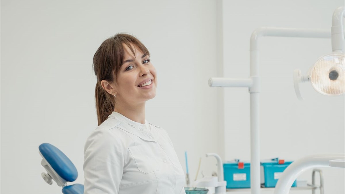 Dentista em consultório odontológico, imagem usada no projeto Clínica Lumea